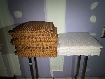 une pile de gaufres posée sur une table dans une pièce