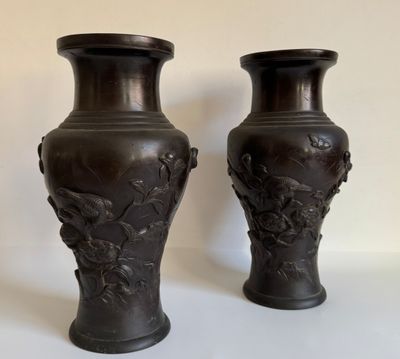 deux vases posés sur une table