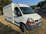 une camionnette blanche garée dans l'herbe