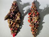 deux œuvres d'art posées sur une table