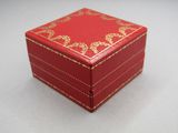 une petite boîte rouge ornée d'un motif doré
