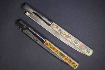 deux couteaux posés l'un à côté de l'autre sur une table