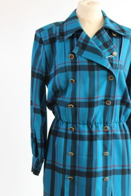 un manteau à carreaux bleus et noirs sur un mannequin, un mannequin, un mannequin, un mannequin, un mannequin, un mannequin, un mannequin, un mannequin