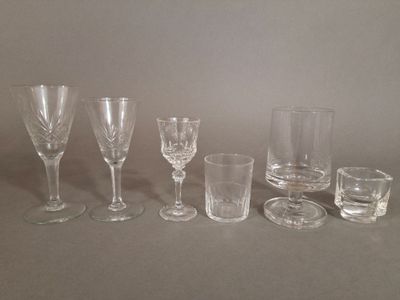 beaucoup de verres et de tasses posés sur une table