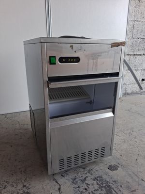 une photo d'un réfrigérateur en acier inoxydable dont la porte est ouverte