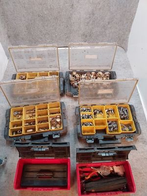 il y a plein d'outils de toutes sortes dans la boîte