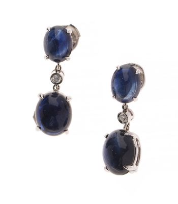 une paire de boucles d'oreilles en saphir et diamant