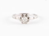 gros plan d'une bague en diamant sur fond blanc