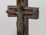 une croix sur laquelle est représenté un crucifix en forme d'homme sur la croix