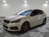 la voiture blanche est garée sur un sol en damier dans le garage
