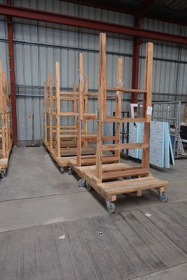 de nombreuses palettes en bois dans un entrepôt où il y en a beaucoup