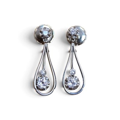 une paire de boucles d'oreilles ornées de diamants sur fond blanc