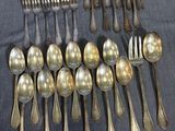 beaucoup de cuillères et de fourchettes en argent sur une table