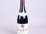 une bouteille de vin posée sur une table