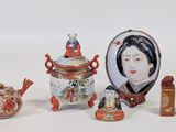 une photo montrant un groupe de figurines asiatiques posées sur une table