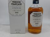 une bouteille de très vieux cognac français posée devant une boîte