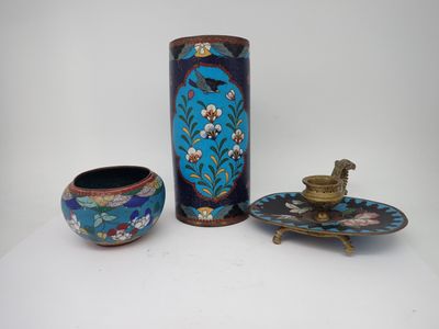 Lot comprenant un vase, une coupelle et un bougeoir en cloisonné, H. 1 - Photo 1