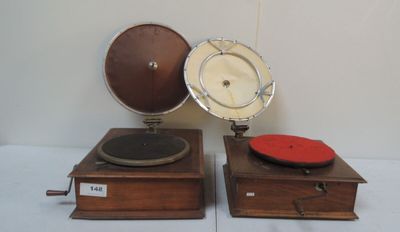 deux vieux tourne-disques empilés l'un sur l'autre