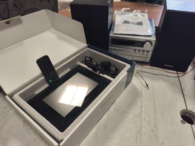 une boîte contenant une télécommande, posée sur une table