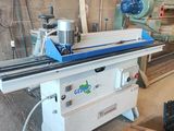 une machine qui travaille sur une pièce de bois