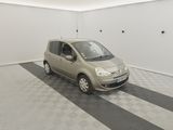 une photo d'une petite voiture dans un garage