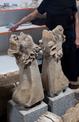 une femme qui se tient à côté de quelques sculptures