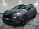 la voiture grise est garée sur un sol en damier dans le garage