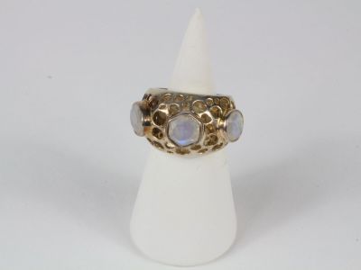 un gros plan d'une bague posée sur un cône blanc