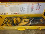 une boîte jaune posée par terre, contenant des outils