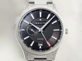 une image d'un gros plan d'une montre-bracelet sur une surface blanche
