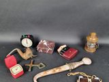 un grand nombre d'objets posés sur une table