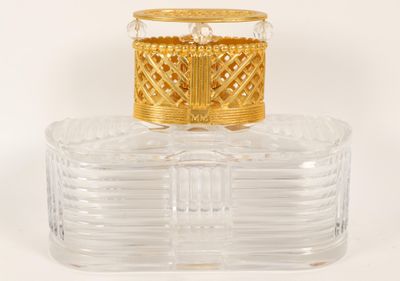 un gros plan d'une boîte en verre transparent avec un couvercle doré