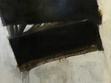une image représentant un tableau en noir et blanc accroché à un mur blanc