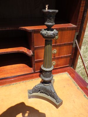 une lampe posée sur une table dans une pièce