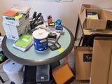 une petite table sur laquelle sont posés de nombreux objets, dans une pièce