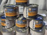 de nombreuses boîtes de conserve empilées les unes sur les autres