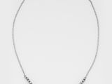 un collier de perles argentées sur fond blanc