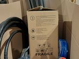une boîte en carton contenant un tas de câbles