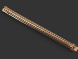 une image représentant un bracelet en or sur fond noir