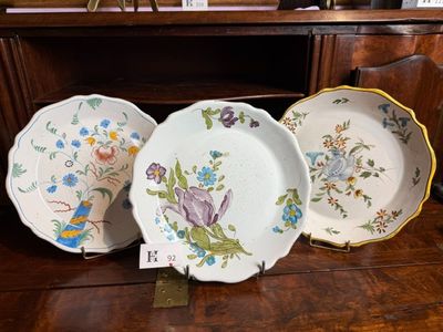 trois assiettes posées sur une table en bois