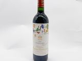 une bouteille de vin posée sur une table