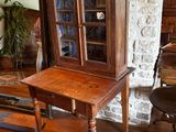 un bureau avec une chaise et une armoire dans la pièce