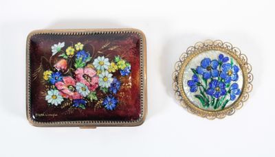 une petite boîte ornée d'une peinture, à côté d'une autre petite boîte ornée d'une peinture