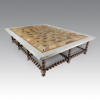 une photo d'une table basse avec un plateau en marbre et des pieds en bois