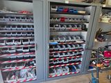une pièce remplie de différents types d'outils