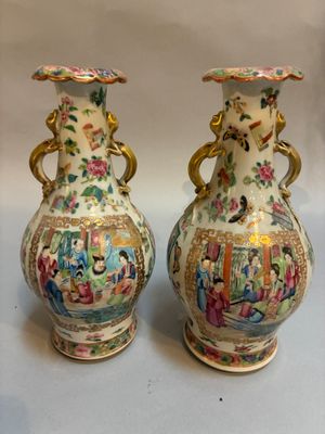 deux vases posés sur une table