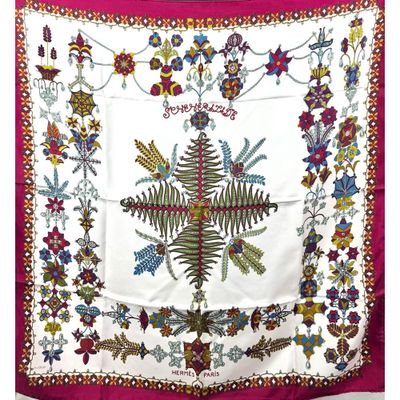 une écharpe blanche et rouge ornée d'un motif floral