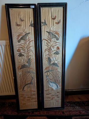 Japon, XXe siècle - Deux panneaux brodés en lin, à décor en …