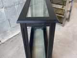 paire de tables d'appoint en métal noir et verre avec plateau en verre