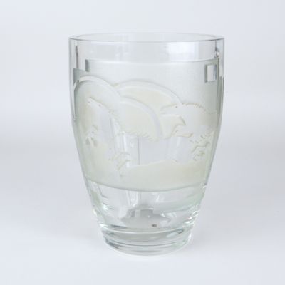 un verre orné d'un motif sur un fond blanc